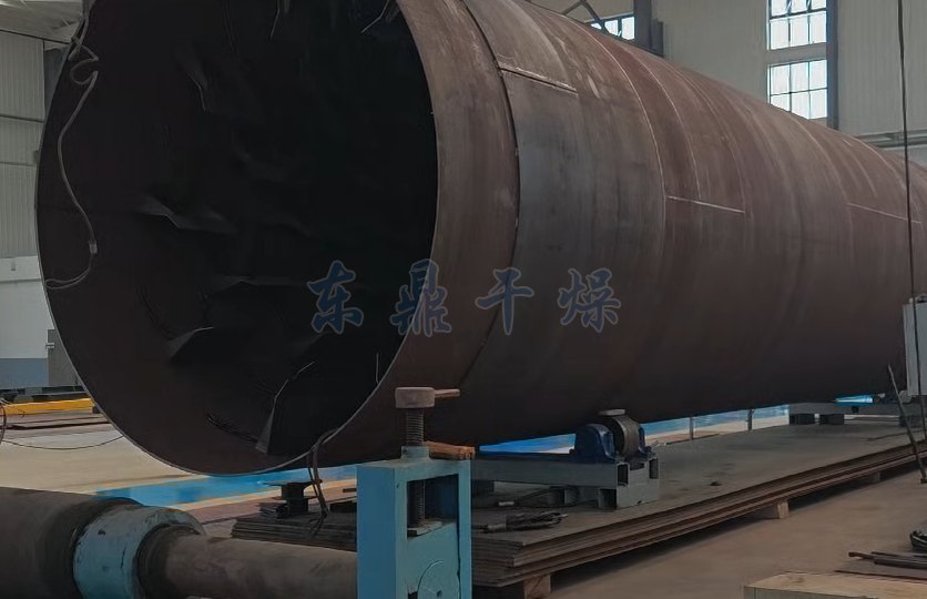 走進(jìn)陜西府谷煤泥烘干機(jī)制造車(chē)間，機(jī)器轟鳴中滿是專(zhuān)業(yè)氣息 —— 這里正為煤泥烘干需求，精準(zhǔn)打造適配設(shè)備。  車(chē)間內(nèi)，鋼板切割環(huán)節(jié)采用數(shù)控設(shè)備，誤差控制在 ±1mm 內(nèi)，確保滾筒等核心部件尺寸精準(zhǔn)；焊接工